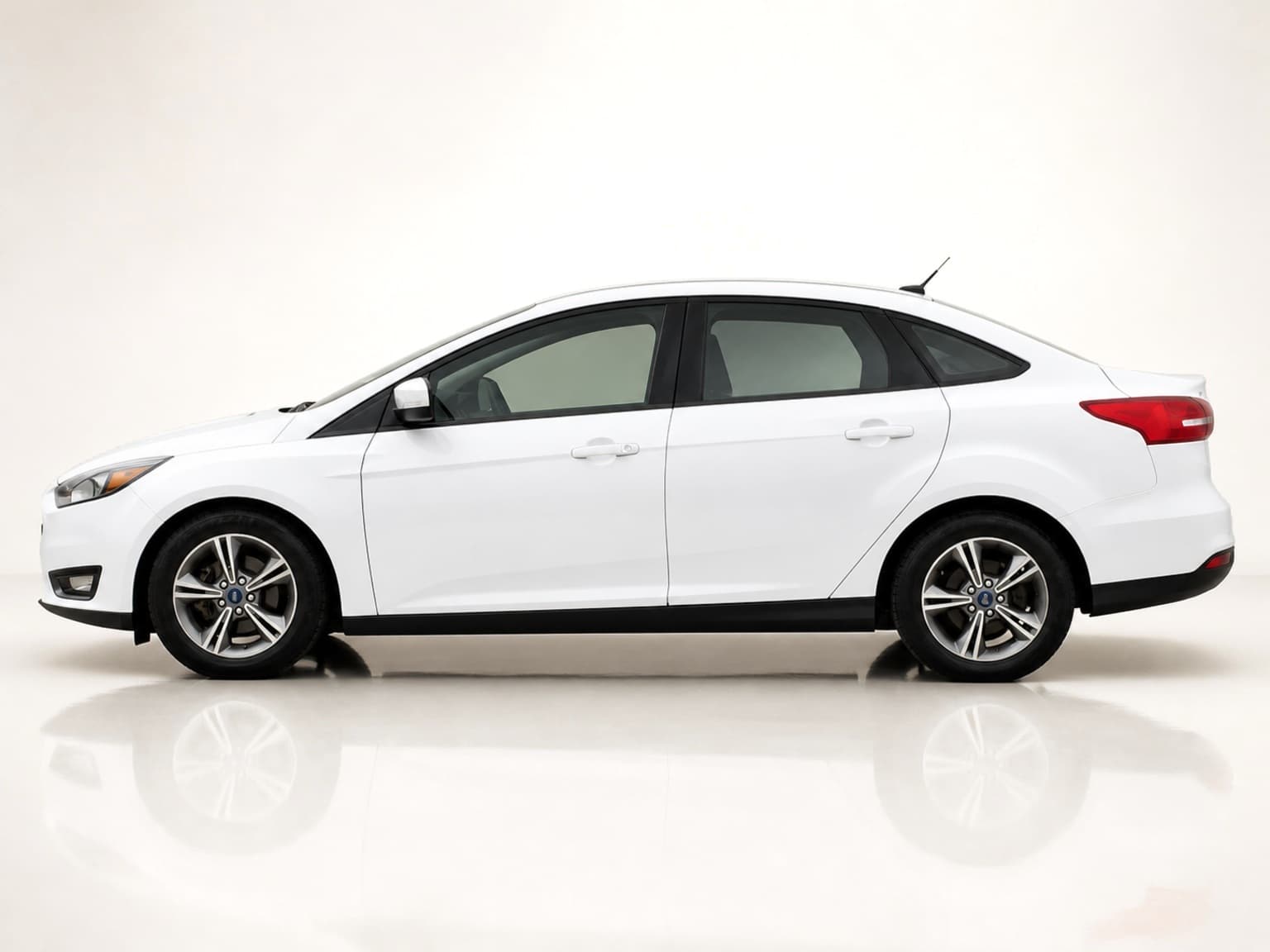 2018 Ford Focus SE thumbnail 4