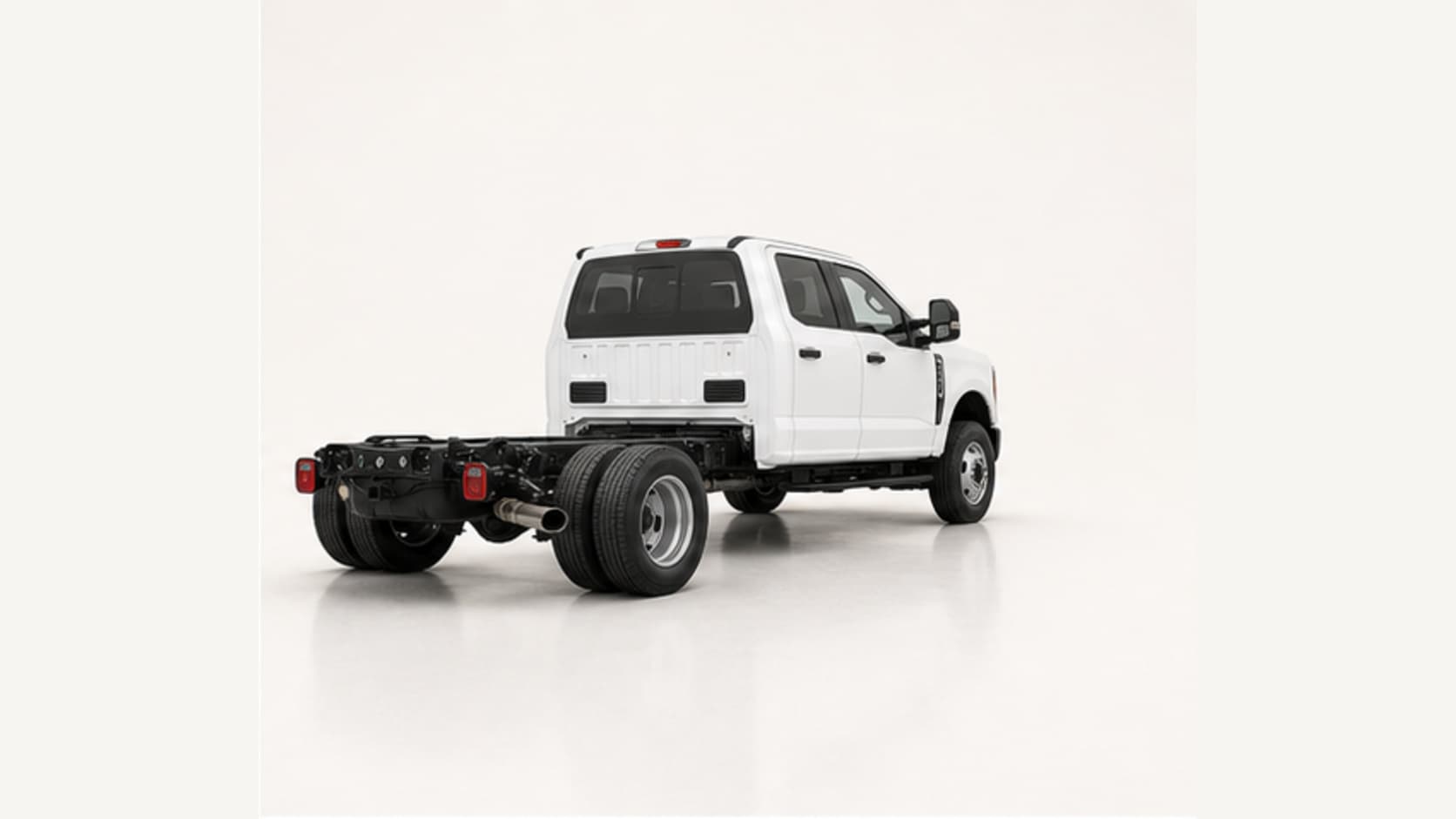 2026 Ford F-350 XL DRW 4x4 Crew Cab Chassis Cab thumbnail 3