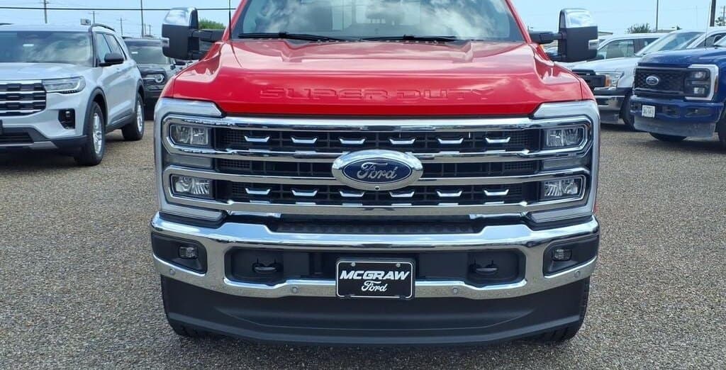 2026 Ford Super Duty F-250 Lariat thumbnail 3