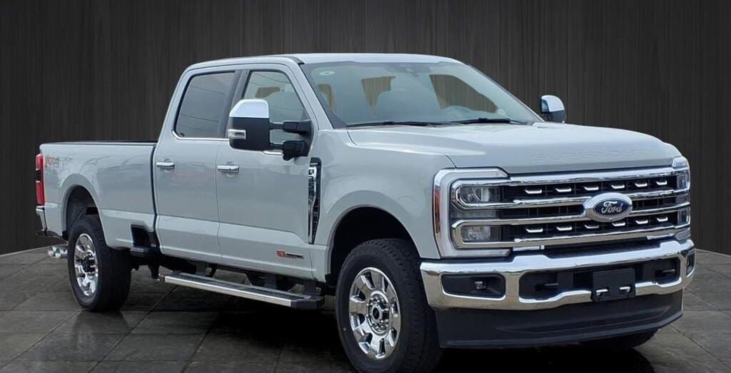 2026 Ford Super Duty F-350 Lariat thumbnail 3