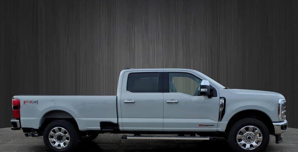 2026 Ford Super Duty F-350 Lariat thumbnail 4