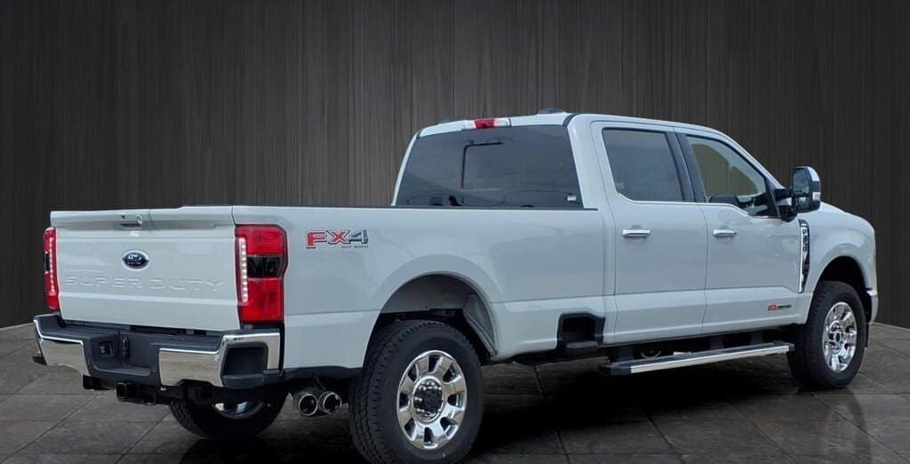 2026 Ford Super Duty F-350 Lariat thumbnail 5