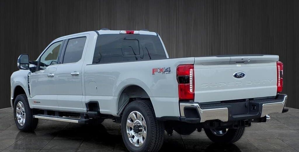 2026 Ford Super Duty F-350 Lariat thumbnail 6