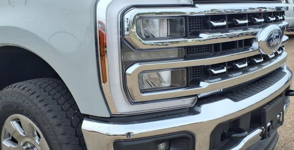 2026 Ford Super Duty F-350 Lariat thumbnail 8