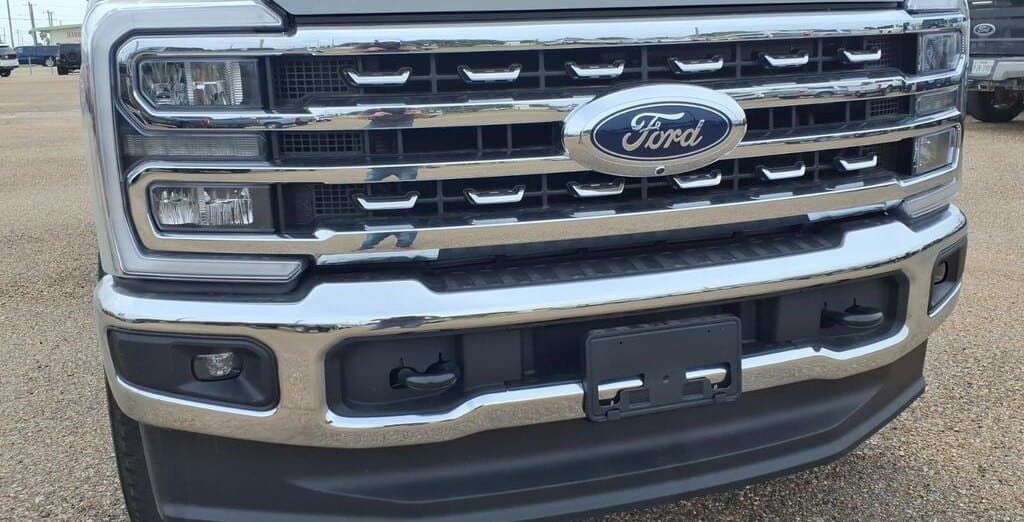 2026 Ford Super Duty F-350 Lariat thumbnail 9