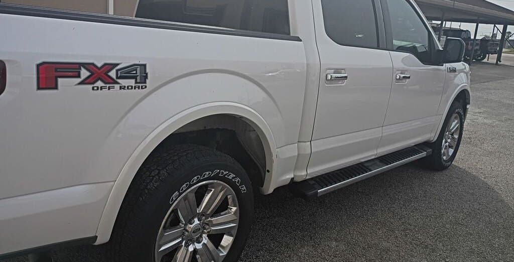2018 Ford F-150 LARIAT thumbnail 3