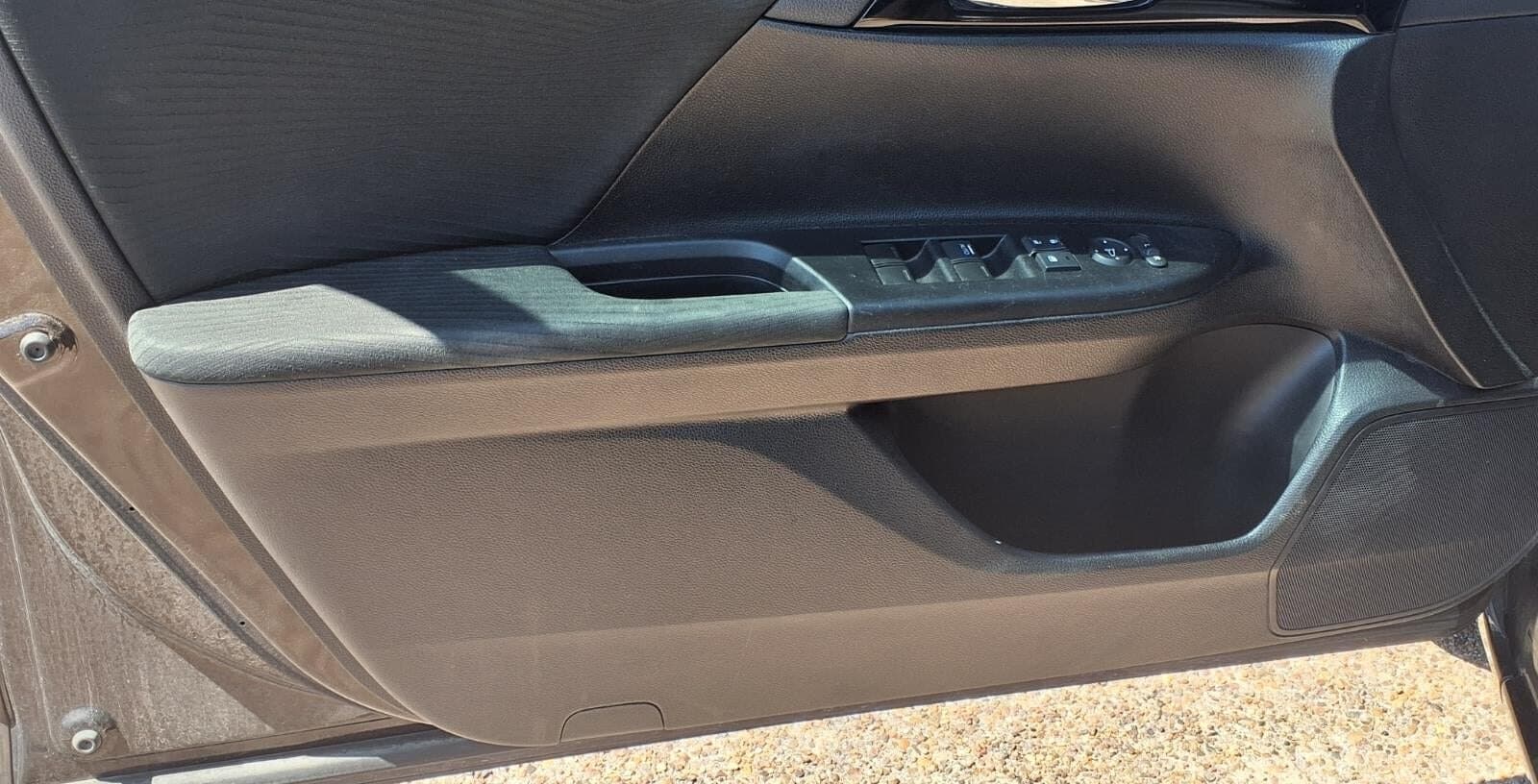 2017 Honda Accord LX thumbnail 8