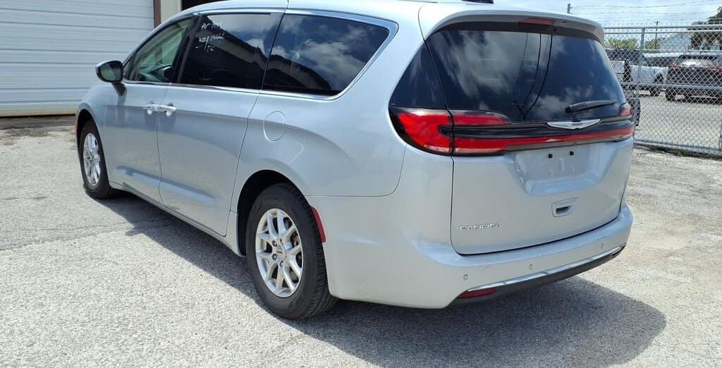 2023 Chrysler Pacifica Touring L thumbnail 4
