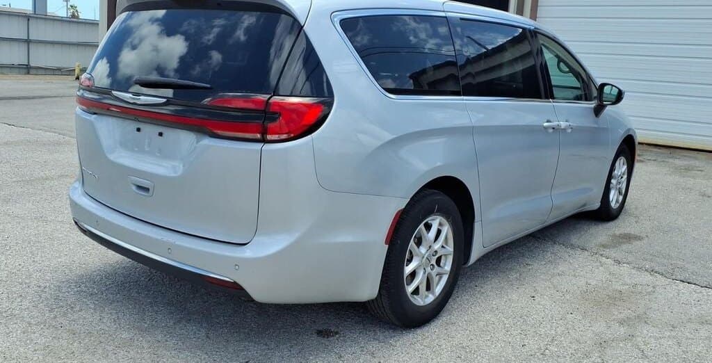 2023 Chrysler Pacifica Touring L thumbnail 6