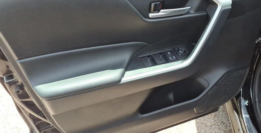 2025 Toyota RAV4 XLE thumbnail 10