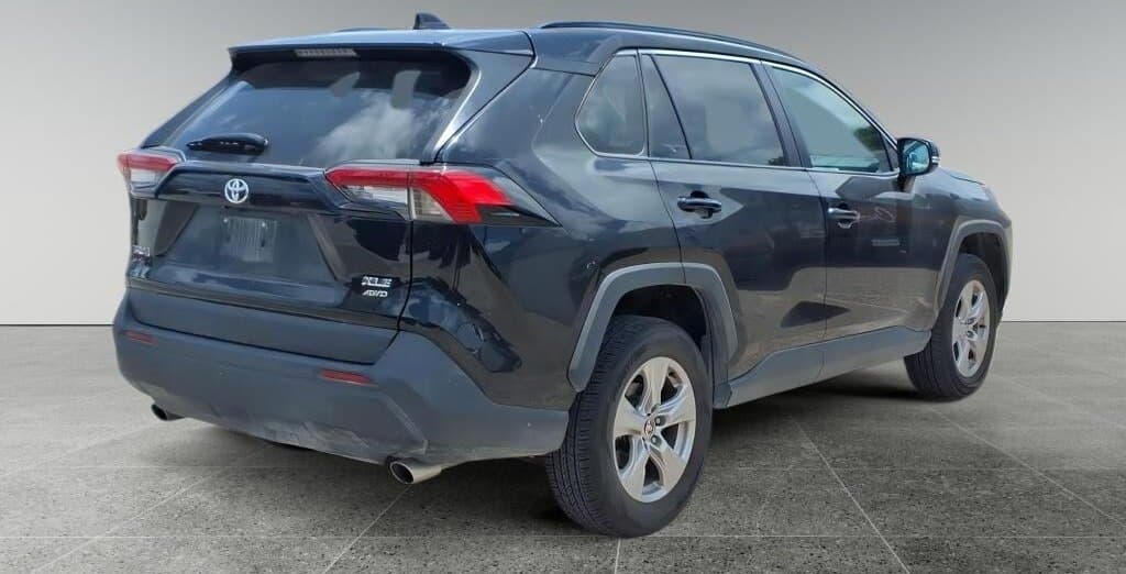 2025 Toyota RAV4 XLE thumbnail 3