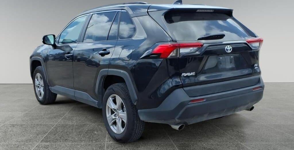 2025 Toyota RAV4 XLE thumbnail 5