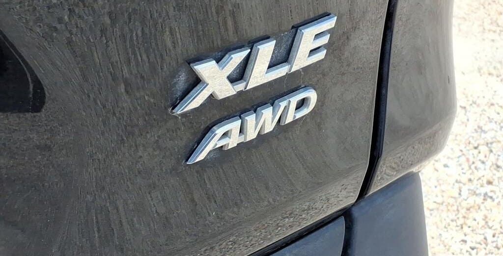 2025 Toyota RAV4 XLE thumbnail 6