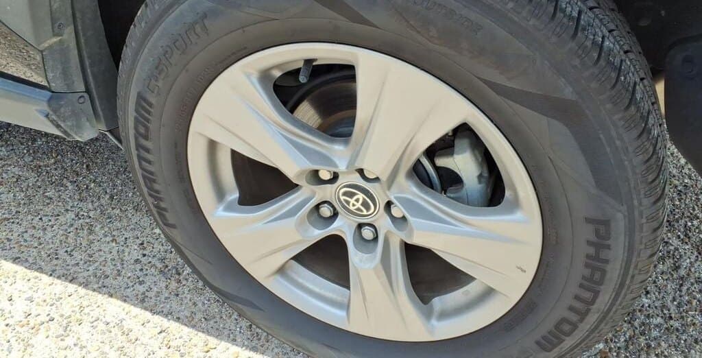 2025 Toyota RAV4 XLE thumbnail 8